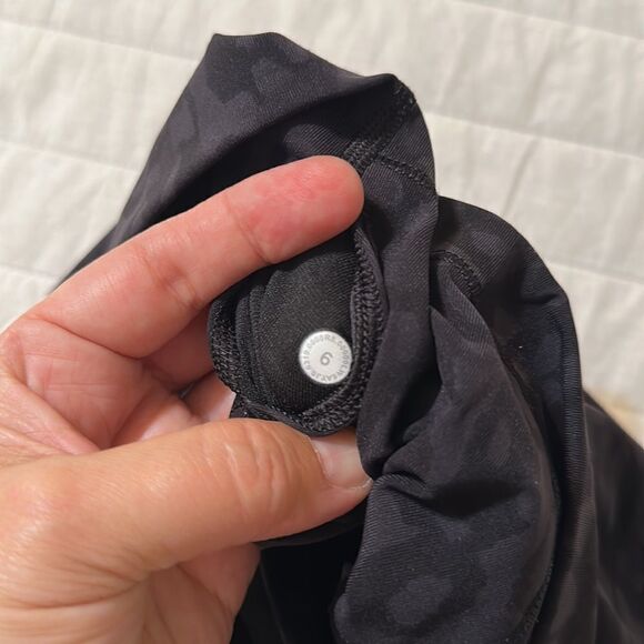 lululemon 6 21” Black Gray Camouflage Athletic Workout Crop Legging - Picture 8 of 8
